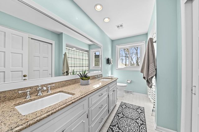 1870 Sean COURT, Brookfield, WI 53045