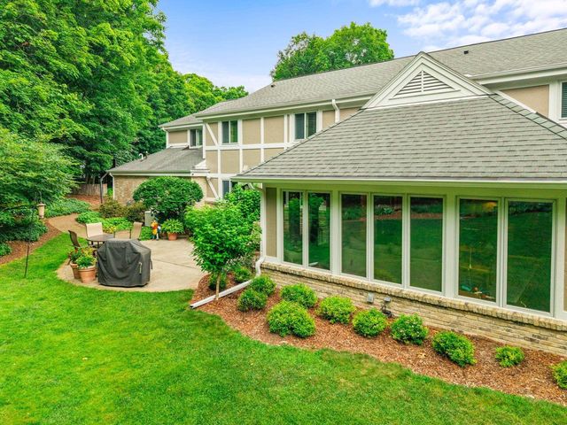 1870 Sean COURT, Brookfield, WI 53045