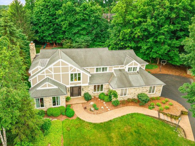 1870 Sean COURT, Brookfield, WI 53045