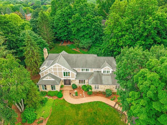 1870 Sean COURT, Brookfield, WI 53045