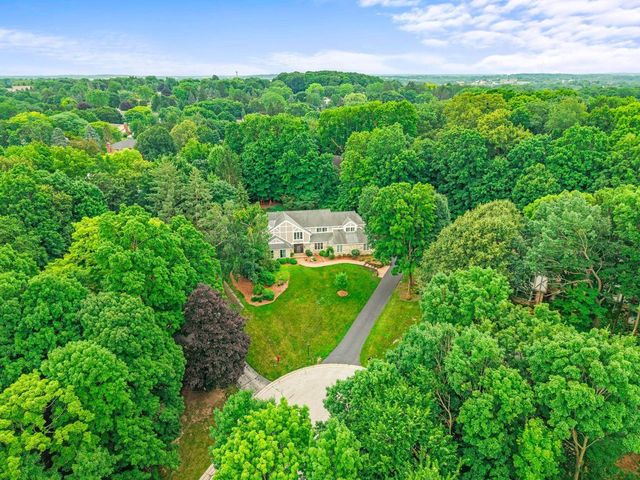 1870 Sean COURT, Brookfield, WI 53045