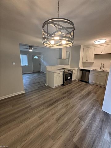 1813 Rowlock RD, Chesapeake, VA 23321