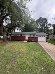 1813 Rowlock RD, Chesapeake, VA 23321