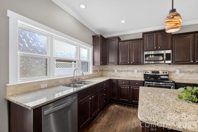 1002 Wellington Court NE, Lenoir, NC 28645