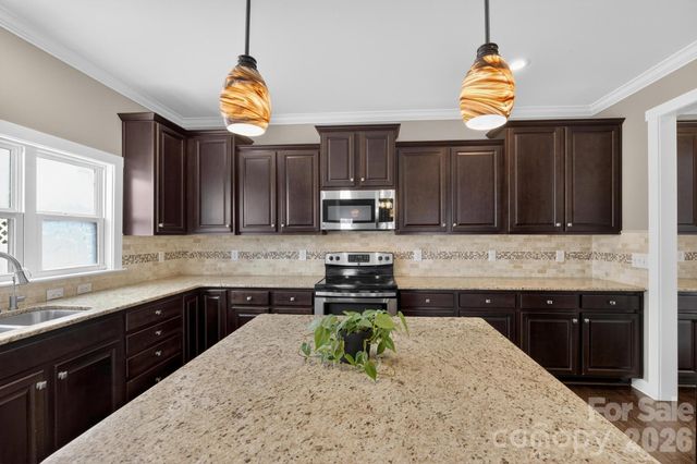 1002 Wellington Court NE, Lenoir, NC 28645