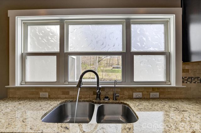 1002 Wellington Court NE, Lenoir, NC 28645