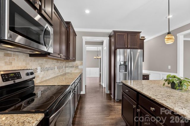 1002 Wellington Court NE, Lenoir, NC 28645