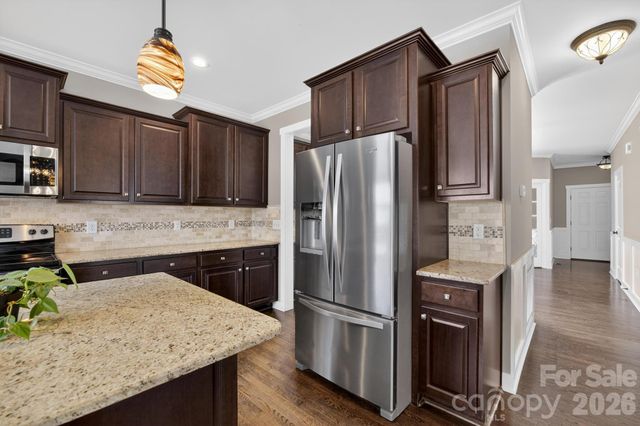 1002 Wellington Court NE, Lenoir, NC 28645