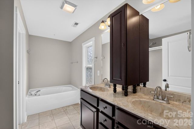 1002 Wellington Court NE, Lenoir, NC 28645