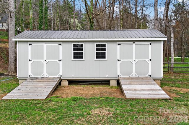 1002 Wellington Court NE, Lenoir, NC 28645