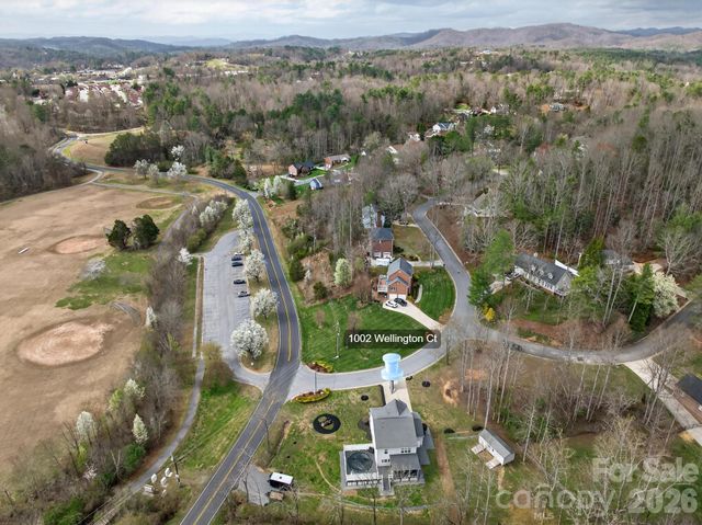 1002 Wellington Court NE, Lenoir, NC 28645