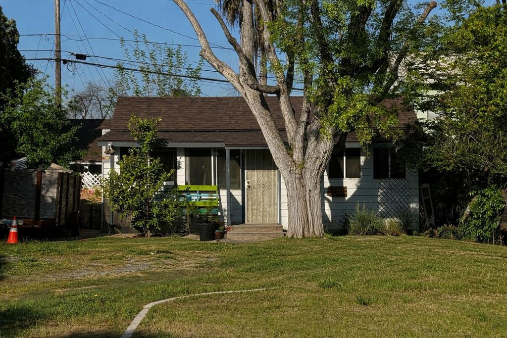 705 N Safford Avenue, Fresno, CA 93728