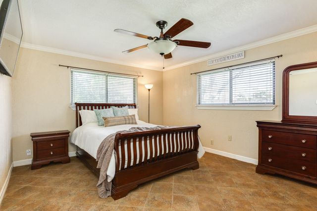 1112 W Mulberry Street, Angleton, TX 77515