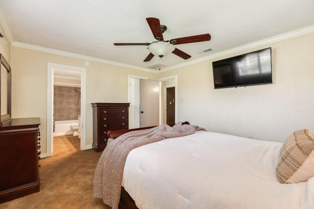 1112 W Mulberry Street, Angleton, TX 77515