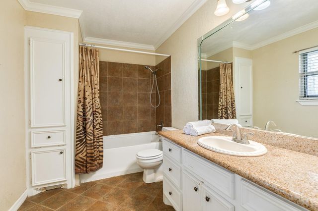 1112 W Mulberry Street, Angleton, TX 77515