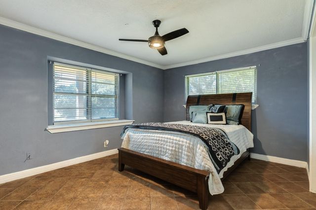 1112 W Mulberry Street, Angleton, TX 77515