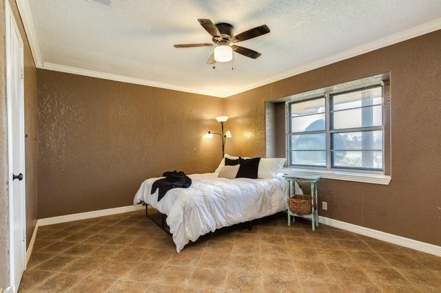 1112 W Mulberry Street, Angleton, TX 77515