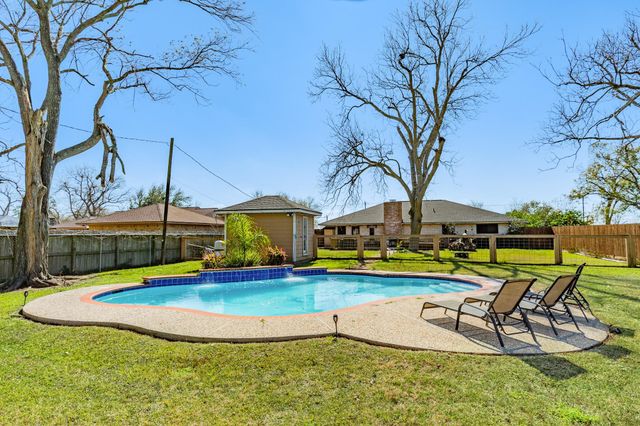 1112 W Mulberry Street, Angleton, TX 77515