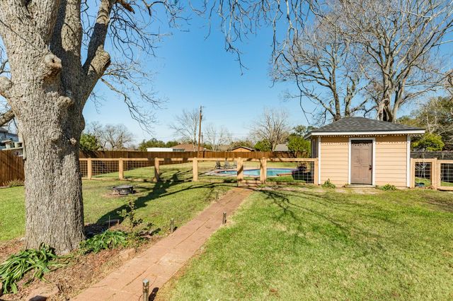 1112 W Mulberry Street, Angleton, TX 77515