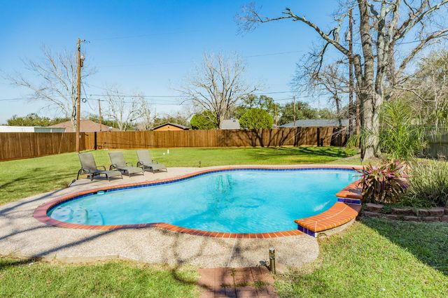 1112 W Mulberry Street, Angleton, TX 77515