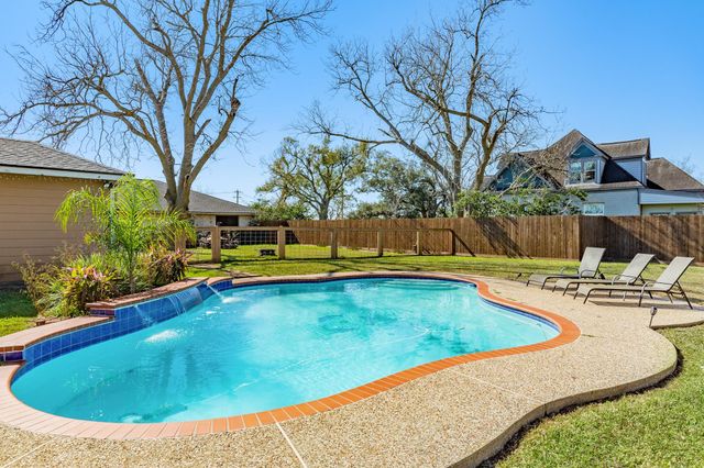 1112 W Mulberry Street, Angleton, TX 77515