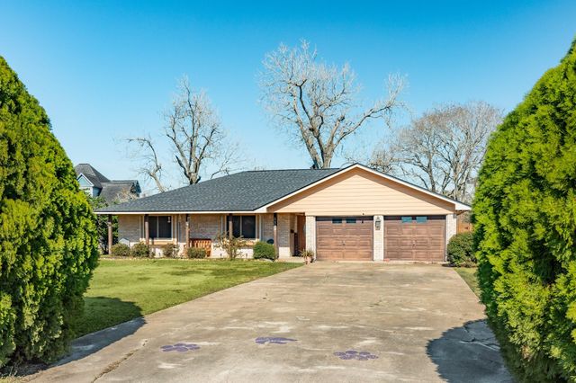 1112 W Mulberry Street, Angleton, TX 77515