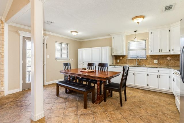 1112 W Mulberry Street, Angleton, TX 77515