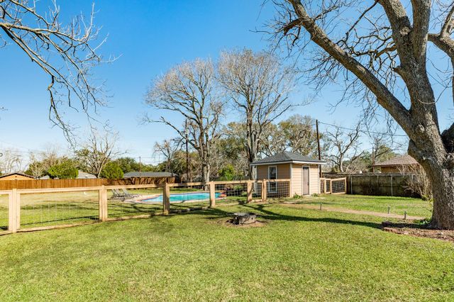 1112 W Mulberry Street, Angleton, TX 77515