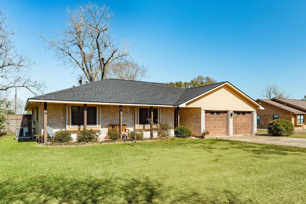 1112 W Mulberry Street, Angleton, TX 77515