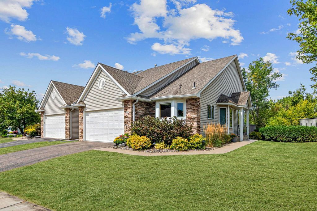 1067 Westcliff Curve, Shoreview, MN 55126 — exterior
