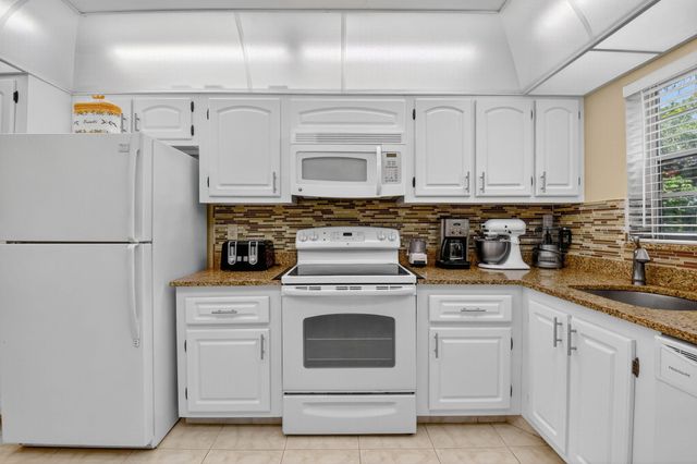 3810 Via Poinciana 206, Lake Worth, FL 33467