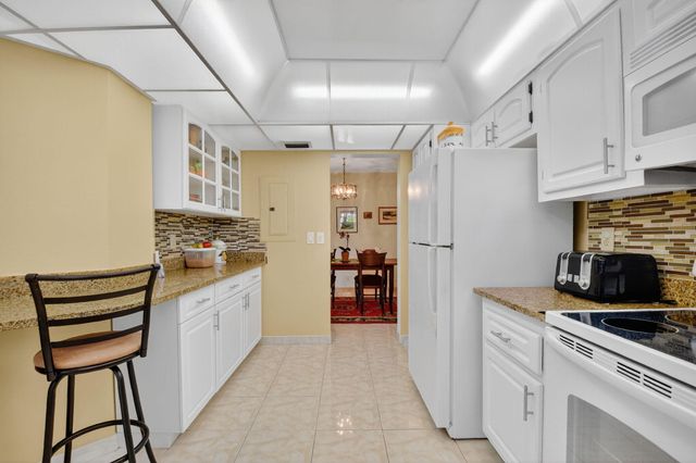 3810 Via Poinciana 206, Lake Worth, FL 33467