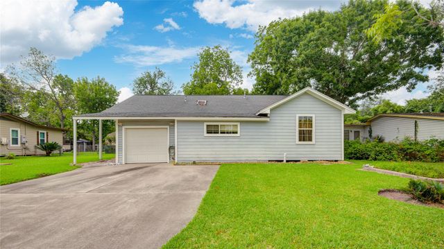117 Camellia Street, Lake Jackson, TX 77566