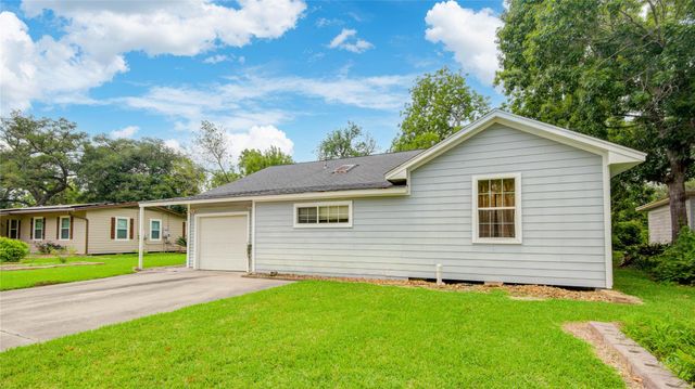 117 Camellia Street, Lake Jackson, TX 77566