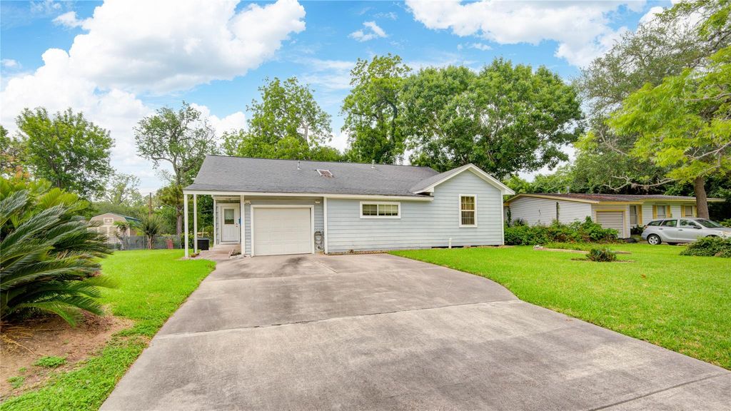 117 Camellia Street, Lake Jackson, TX 77566
