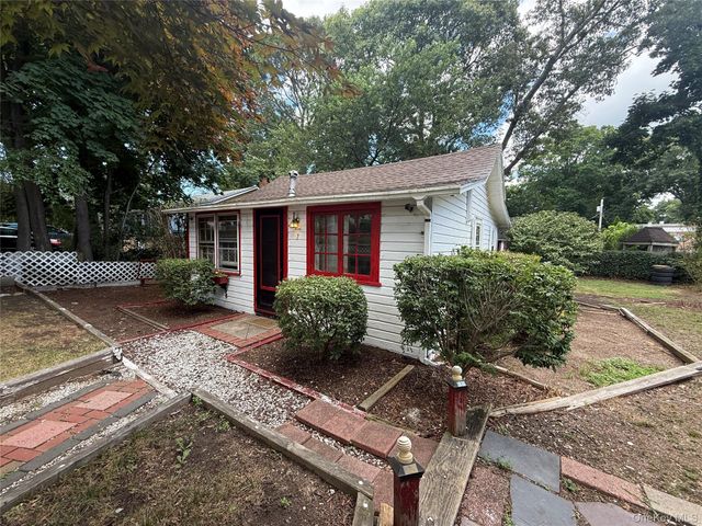 7 Connelly Drive, Lake Grove, NY 11755