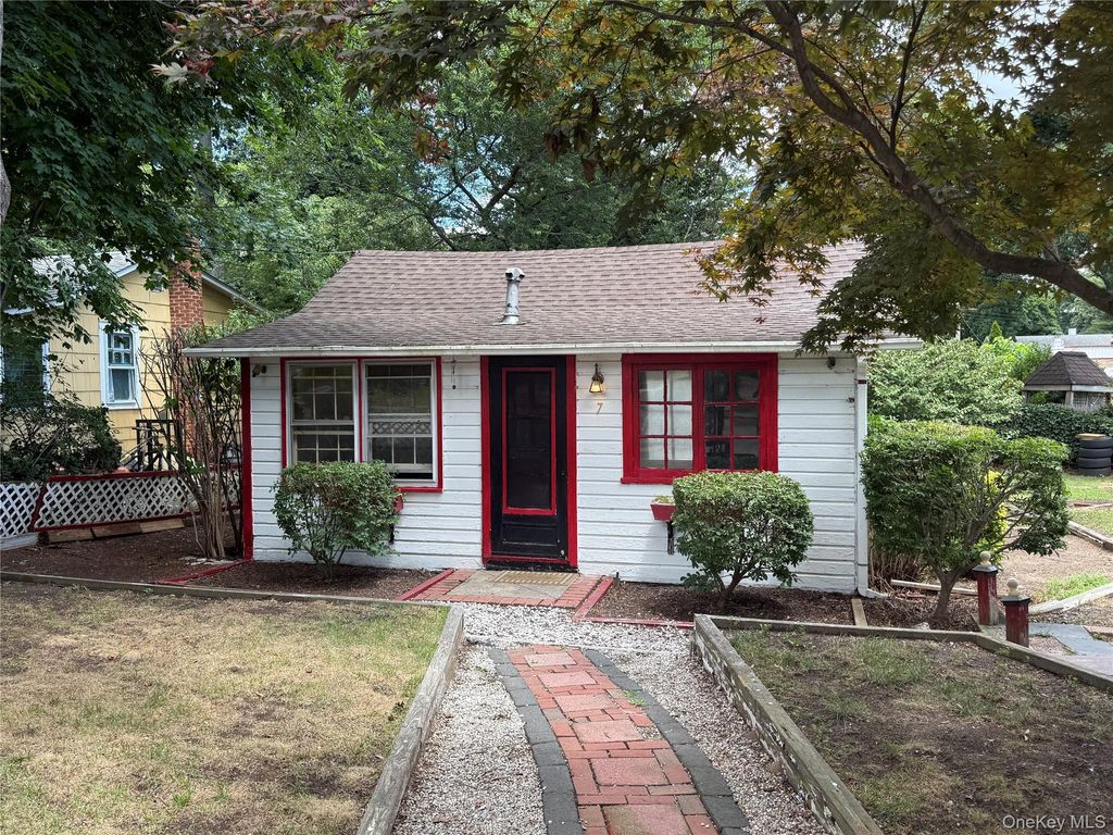 7 Connelly Drive, Lake Grove, NY 11755