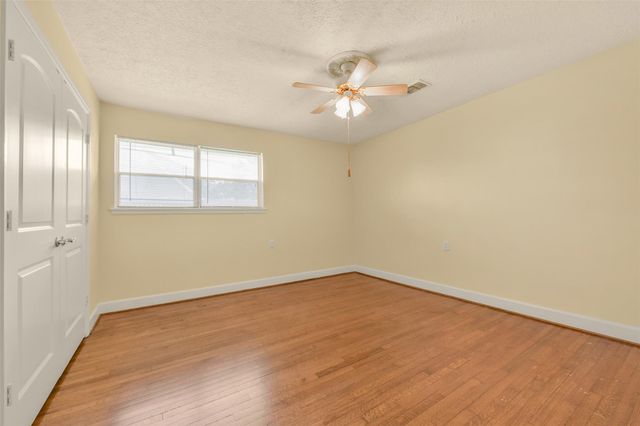 523 Oakdale Avenue, Shoreacres, TX 77571