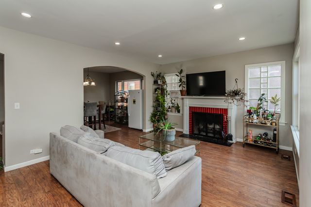 9535 S Fairfield Avenue, Evergreen Park, IL 60805