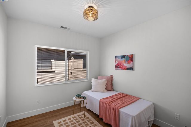 1564 Bridge Ave, Oakland, CA 94601