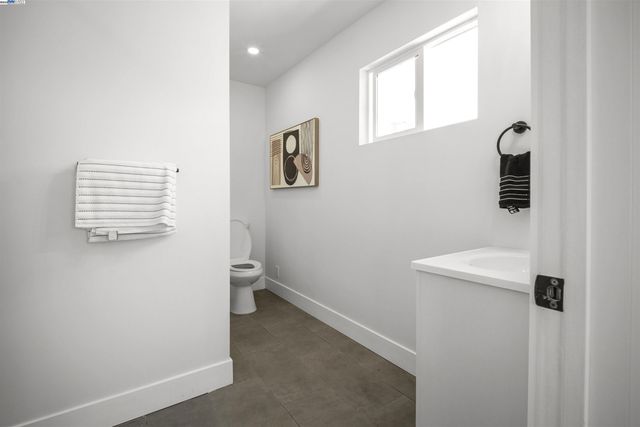 1564 Bridge Ave, Oakland, CA 94601