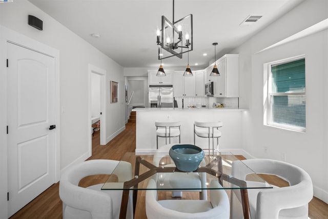 1564 Bridge Ave, Oakland, CA 94601