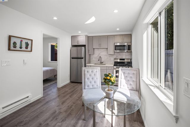 1564 Bridge Ave, Oakland, CA 94601