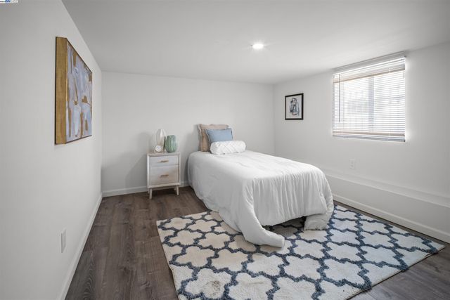 1564 Bridge Ave, Oakland, CA 94601