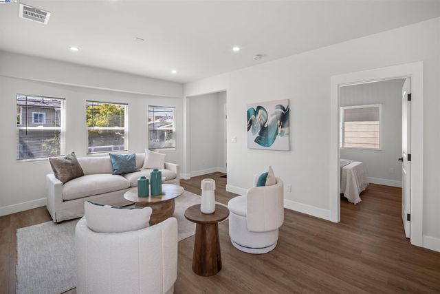 1564 Bridge Ave, Oakland, CA 94601