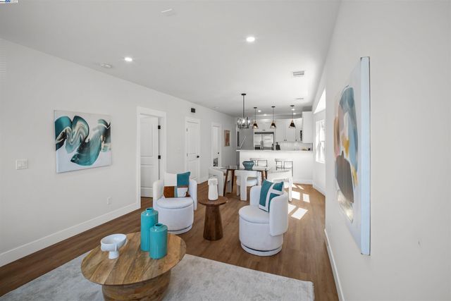 1564 Bridge Ave, Oakland, CA 94601