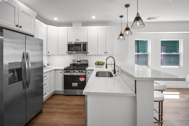 1564 Bridge Ave, Oakland, CA 94601