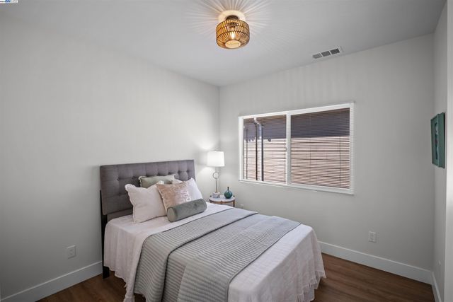 1564 Bridge Ave, Oakland, CA 94601