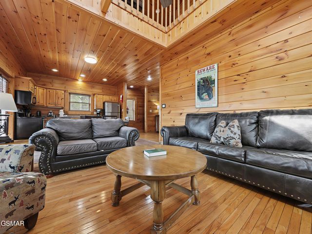 727 Mountain Stream Way, Gatlinburg, TN 37738