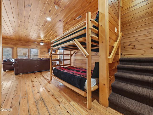 727 Mountain Stream Way, Gatlinburg, TN 37738